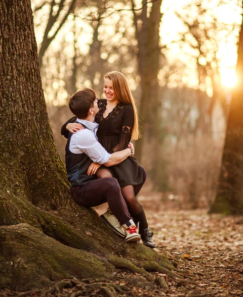 Data romântica de amar jovem casal em vestido clássico na floresta — Fotografia de Stock