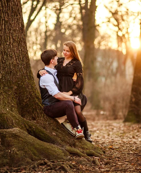 Fecha romántica de pareja joven amorosa en vestido clásico en el bosque —  Fotos de Stock