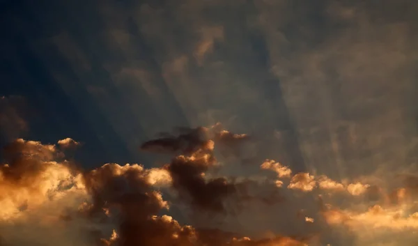 Gün batımı ışınları renkli dramatik gökyüzü bulutlar peyzaj — Stok fotoğraf