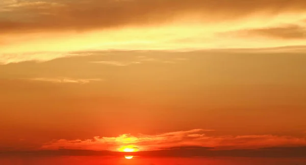 Landschap van kleurrijke dramatische hemel wolken in stralen van zonsondergang — Stockfoto