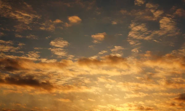 Paisaje de coloridas nubes de cielo dramáticas en los rayos del atardecer —  Fotos de Stock