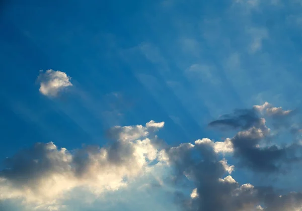 Paisaje de dramáticas nubes de cielo en rayos de luz del amanecer —  Fotos de Stock