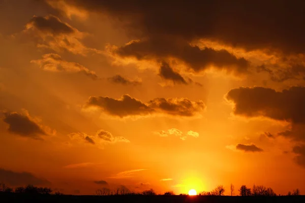 Landschap van kleurrijke dramatische hemel wolken in stralen van zonsondergang — Stockfoto