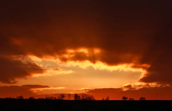 Landschap van kleurrijke dramatische hemel wolken in stralen van zonsondergang — Stockfoto