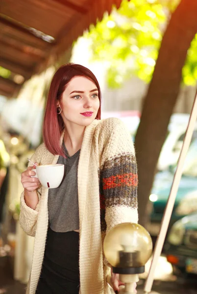 Elegante mujer joven en la terraza del restaurante de verano con taza — Foto de Stock