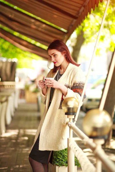 Elegantní mladá žena na terase letní restaurace s cup — Stock fotografie