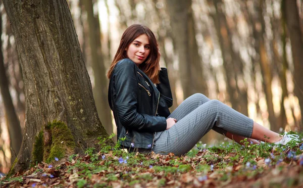 Jong tiener meisje in bloeiende lente bos op de achtergrond van boom — Stockfoto