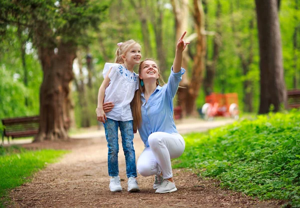 Mãe com sua filha andando no parque de verão da cidade — Fotografia de Stock