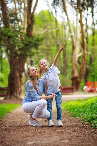 Mãe com sua filha andando no parque de verão da cidade — Fotografia de Stock