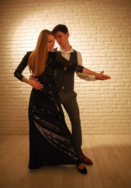 Jovem casal apaixonado dança no amor em estilo clássico — Fotografia de Stock