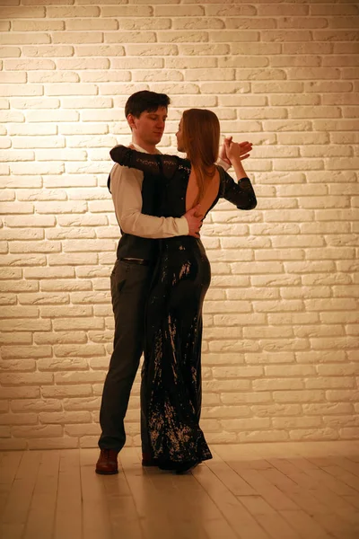 Молодая страстная танцевальная пара в любви в классическом стиле — стоковое фото