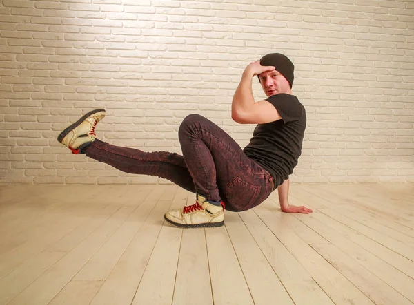 Chico joven en estilo casual hip-hop y breakdance pose de bailarina — Foto de Stock