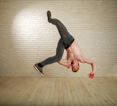 Breakdance tarzı eğitim egzersiz uçuş adam Jumping adam