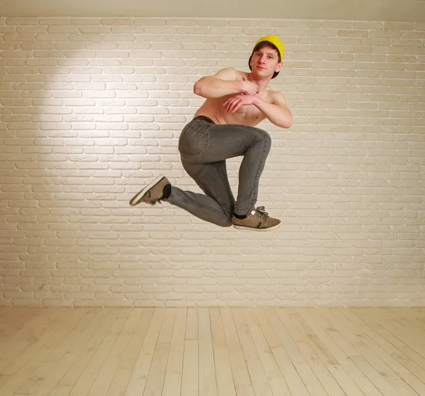 Hombre de salto en el tipo de vuelo en entrenamiento de entrenamiento estilo breakdance — Foto de Stock