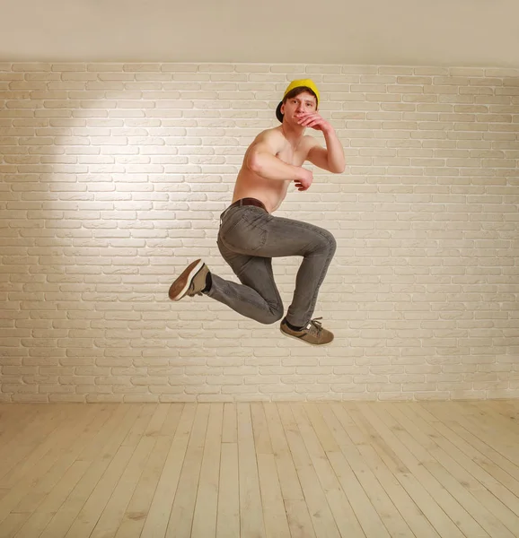 Hombre de salto en el tipo de vuelo en entrenamiento de entrenamiento estilo breakdance — Foto de Stock