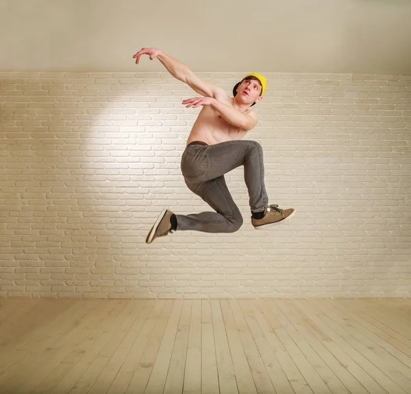 Ugró ember repülés srác Breakdance stílusú edzés edzés — Stock Fotó