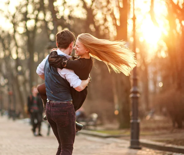 Jovem casal feliz no amor recém-casados alegremente se divertindo no parque — Fotografia de Stock