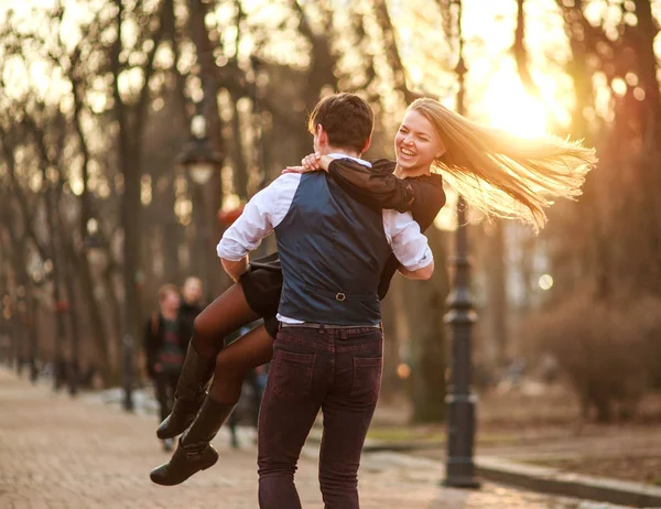 Happy Young Couple Love Newlyweds Joyfully Having Fun City Park — Stock Photo, Image