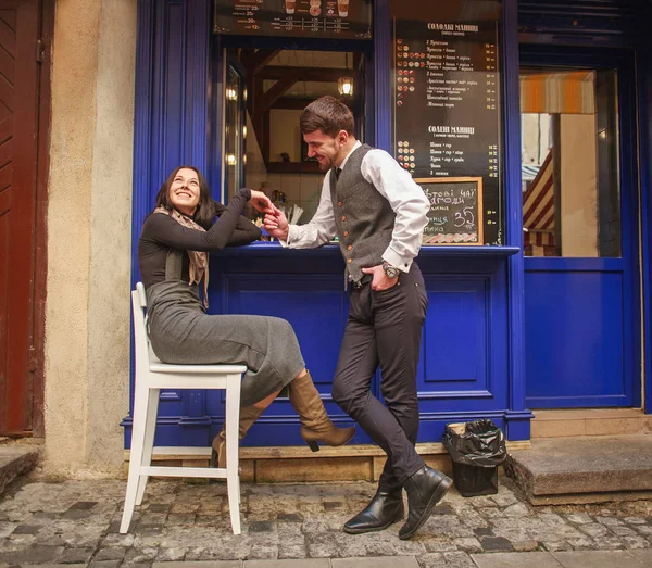 Νεαρός με κλασικό κοστούμι συναντά και φλερτάρει κορίτσι κοντά στο cafe της πόλης — Φωτογραφία Αρχείου
