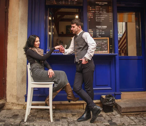 Jovem em terno clássico encontra e flertando menina perto de café da cidade — Fotografia de Stock