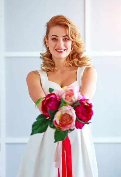 Encantadora joven feliz y alegre novia en vestido blanco —  Fotos de Stock