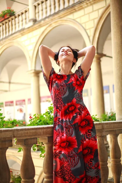 Avrupa 'nın eski şehrinde uzun elbiseli genç bayan güneşli havanın tadını çıkarıyor — Stok fotoğraf