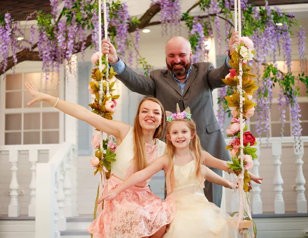 Radostné rodinné rodiče s dcerou doma v kvetoucí zahradě — Stock fotografie