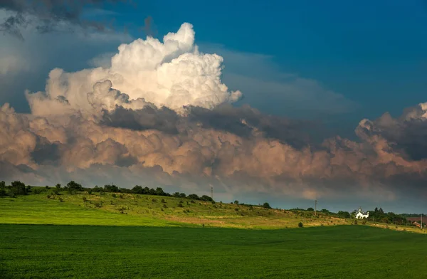 Paisagem de prados verdes em colinas rurais em nuvens no céu — Fotografia de Stock