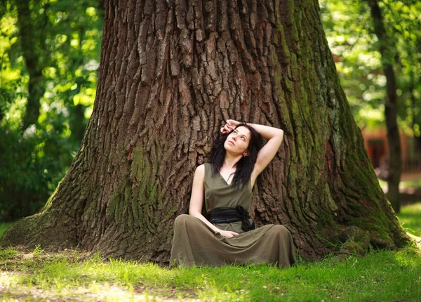 Flicka i klänning sitter njuter natur mediterar, praxis yoga — Stockfoto