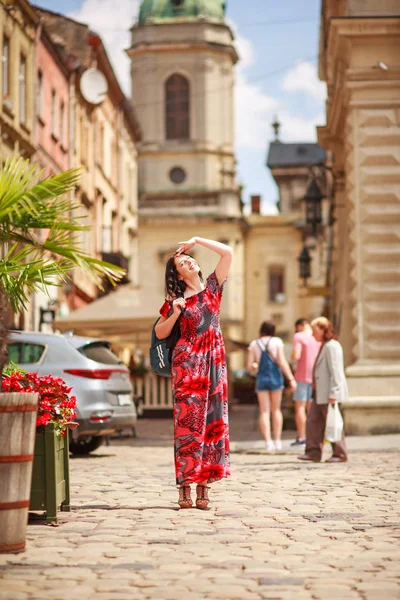 Turist eski sokakta uzun renkli elbise Pensive kadın — Stok fotoğraf