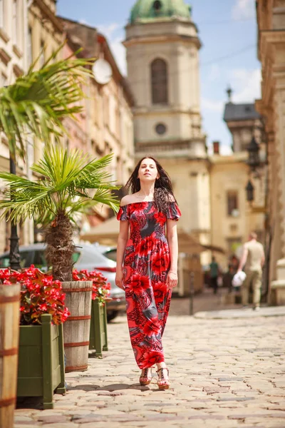 Pensive femme en robe longue colorée sur la rue de vieux touristes — Photo