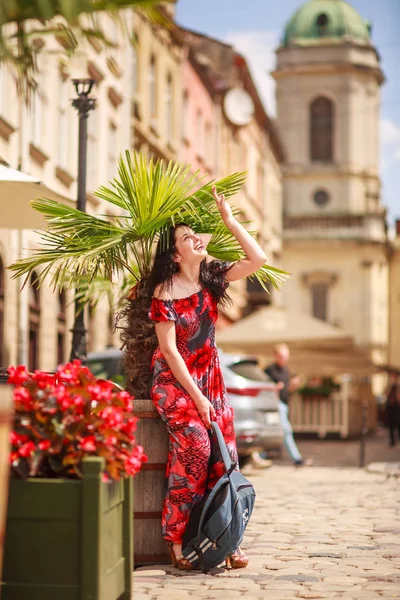 Turist eski sokakta uzun renkli elbise Pensive kadın — Stok fotoğraf