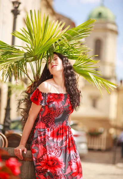 Pensive femme en robe longue colorée sur la rue de vieux touristes — Photo