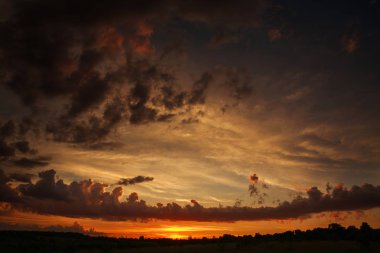 Orman manzara üzerinde bulutlar ile güzel günbatımı gökyüzü