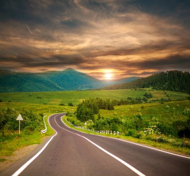 Ormanlar arasında Karpat dağlarında boş asfalt yol 