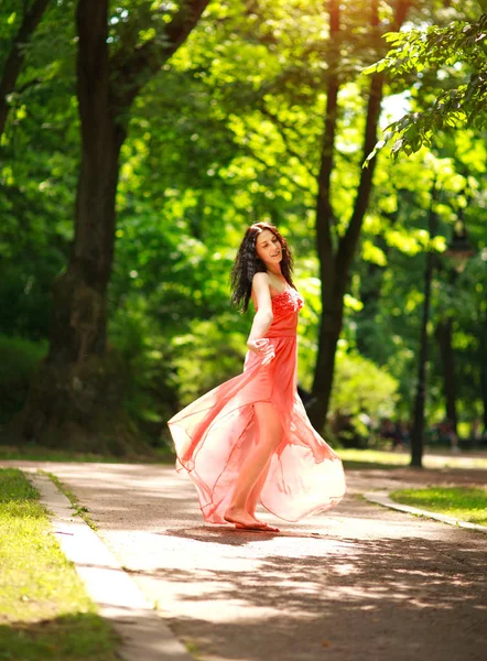 Jovencita alegre disfruta bailando en el parque verde de la ciudad en la naturaleza —  Fotos de Stock