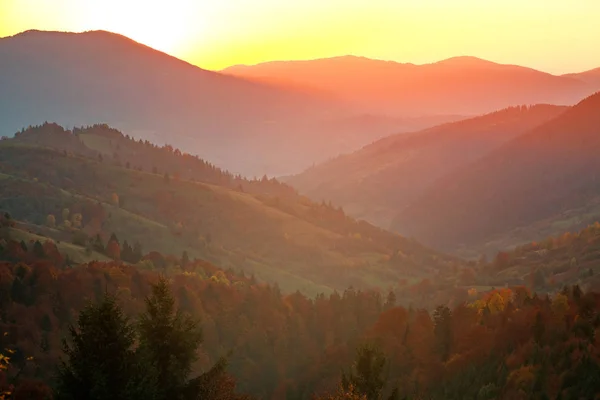 Herfst kleurrijk landschap in bergen bij zonsondergang — Stockfoto