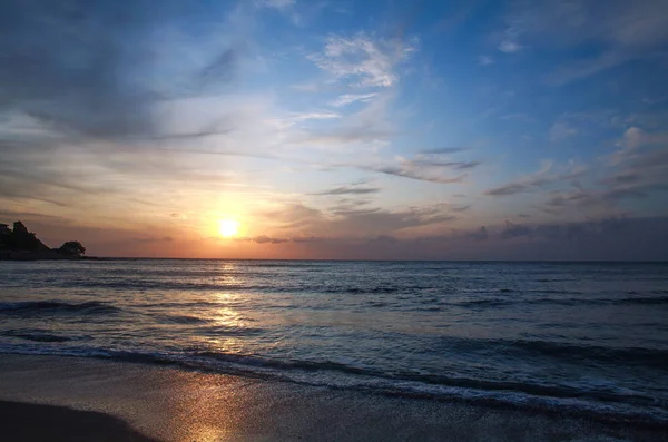 Coucher de soleil coloré sur la côte de la mer sur fond de ciel et de nuages — Photo