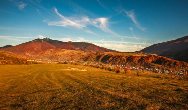Dağ manzarası sonbahar ormanı ve mavi gökyüzü, Karpatlar