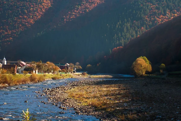 Râu în valea muntelui acoperit cu pădure colorată de toamnă — Fotografie, imagine de stoc