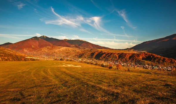 山区风景秋林蓝天，喀尔巴阡山脉 — 图库照片
