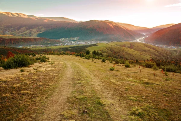 Путь в горы, ведущие в долину, осенние Карпаты — стоковое фото