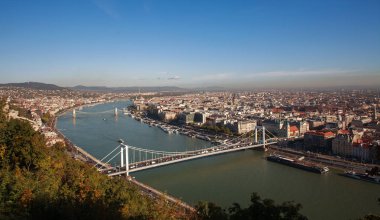 Gündüz vakti eski turizm kenti köprüleri sokak binası manzarası