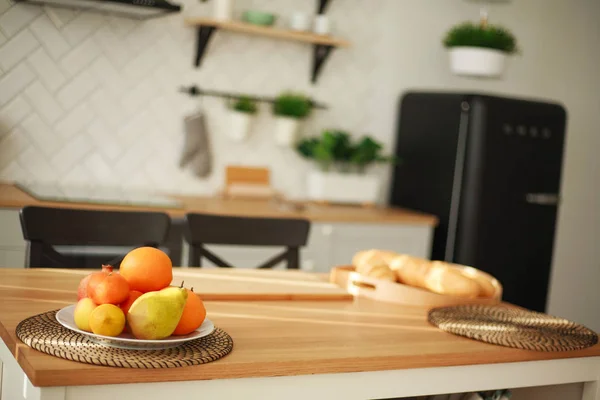 Achtergrond van moderne keuken interieur met voedsel fruit producten — Stockfoto