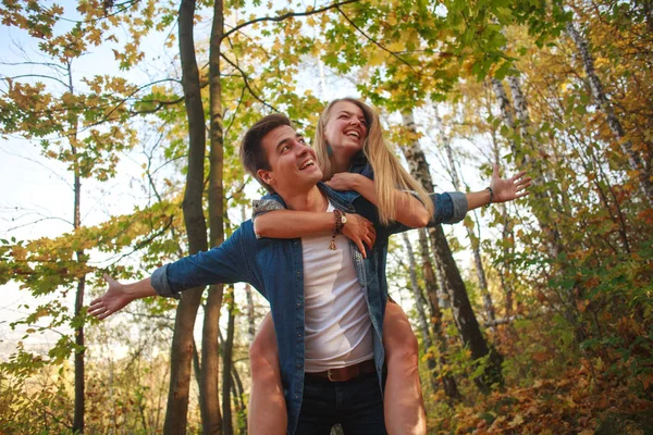 Gelukkig jong paar veel plezier wandelen in de herfst bos park — Stockfoto