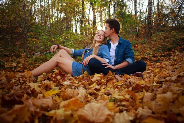 Amar feliz pareja joven en el parque forestal en otoño en la naturaleza —  Fotos de Stock