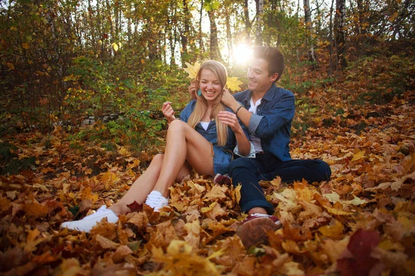 Amar feliz pareja joven en el parque forestal en otoño en la naturaleza —  Fotos de Stock