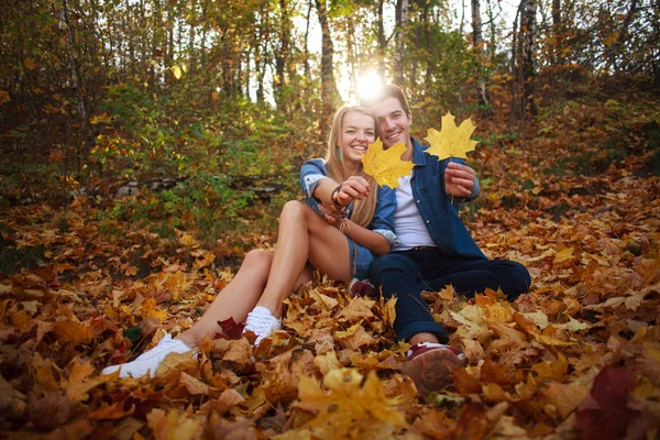 Любляча щаслива молода пара в лісовому парку восени на природі — стокове фото