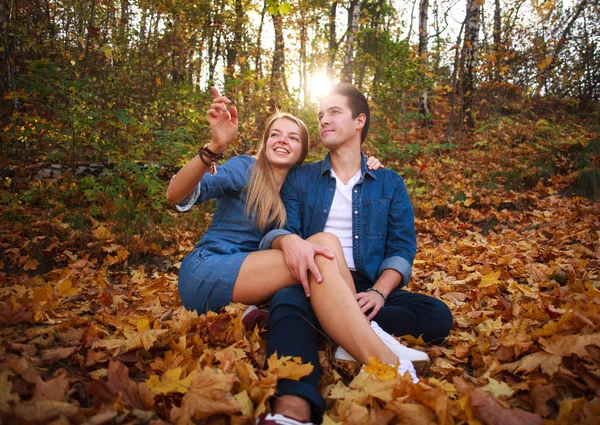 Liebendes glückliches junges Paar im Waldpark im Herbst auf die Natur — Stockfoto