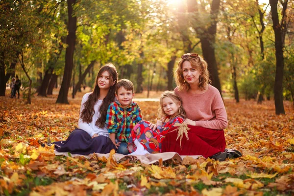 Retrato de família feliz no parque florestal no outono colorido — Fotografia de Stock
